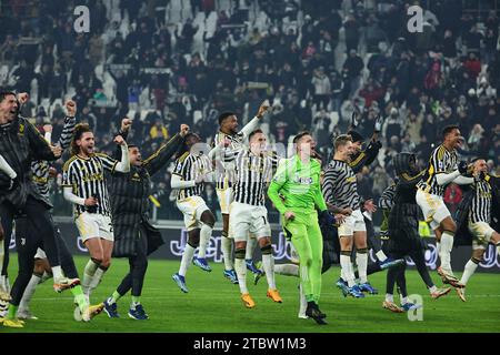 Torino, Italia. 8 dicembre 2023. I giocatori della Juventus festeggiano al termine della partita di serie A tra Juventus FC e SSC Napoli allo stadio Juventus di Torino (Italia), 8 dicembre 2023. Crediti: Insidefoto di andrea staccioli/Alamy Live News Foto Stock