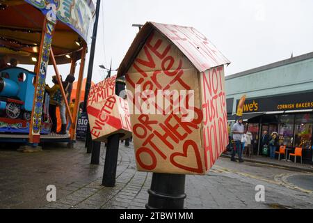 Una protesta abitativa ospitata da First Not Second Homes a Truro, in Cornovaglia, mentre l'area affronta problemi con alloggi, seconde case e Air Bnbs. Foto Stock