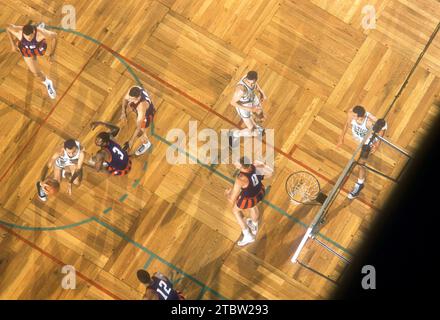 BOSTON, ma - 12 DICEMBRE: Bob Cousy #14 dei Boston Celtics dribbling intorno a ed Fleming #3 e Richie Regan #14 dei Rochester Royals durante una partita NBA il 12 dicembre 1956 al Boston Garden di Boston, Massachusetts. (Foto di Hy Peskin) *** didascalia locale *** Bob Cousy;ed Fleming;Richie Regan Foto Stock