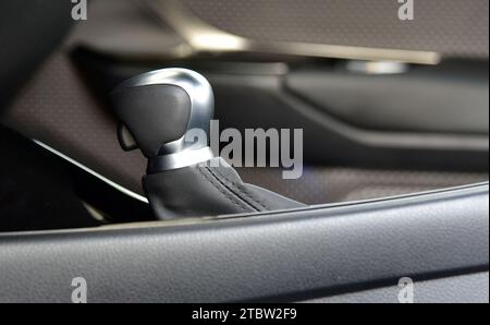 Leva del cambio automatico nell'autovettura Foto Stock