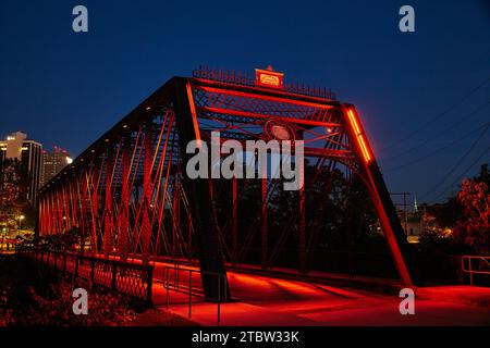 Twilight Glow sul Red LED Wells Street Bridge, Fort Wayne Foto Stock