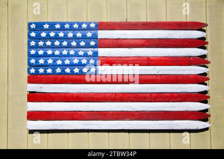 Bandiera americana rustica fatta a mano su tavole di legno a Empire, Michigan Foto Stock