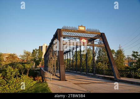 Golden Hour Glow sullo storico Wells Street Bridge, Fort Wayne Foto Stock