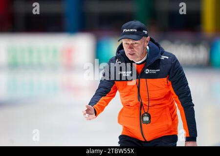 Henk Hospes gareggia sul gruppo femminile A 3000 m durante la ISU Speed Skating World Cup all'Arena Lodowa l'8 dicembre 2023 a Tomaszow Mazowiecki, in Polonia Foto Stock