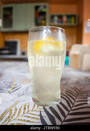 bicchiere di soda con limone (gancia) Foto Stock