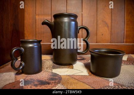 set di tazze e caraffe in porcellana nera Foto Stock
