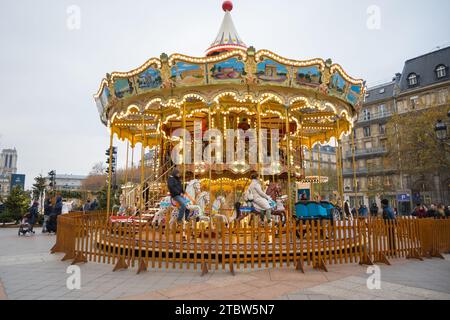 Parigi, Francia, 1 dicembre 2023, giostra a Place de hotel de vlle, solo editoriale. Foto Stock