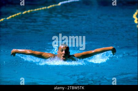 LOS ANGELES, CA - 20 LUGLIO: Jerry Harrison degli Stati Uniti nuota durante il Senior Men's National A.U. Swimming and Diving Championships il 20 luglio 1955 a Los Angeles, California. (Foto di Hy Peskin) *** didascalia locale *** Jerry Harrison Foto Stock