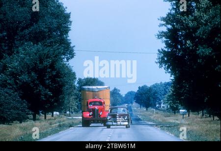 1950: Uno dei primi anni cinquanta la Chevrolet passa un carrello su una autostrada americana circa 1950. (Foto di Hy Peskin) Foto Stock