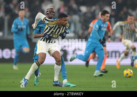 Torino, Italia. 8 dicembre 2023. Victor Osimhen della SSC Napoli lotta con Gleison Bremer della Juventus durante la partita di serie A allo stadio Allianz di Torino. Il credito fotografico dovrebbe leggere: Jonathan Moscrop/Sportimage Credit: Sportimage Ltd/Alamy Live News Foto Stock