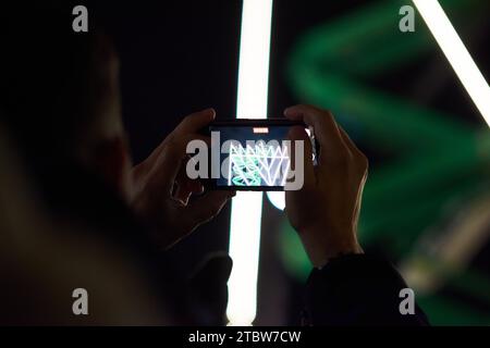 New York, New York, USA. 7 dicembre 2023. Qualcuno registra le riprese telefoniche della menorah più grande del mondo illuminata sulla 59th Street e sulla 5th Avenue per la prima notte di Hanukkah. (Immagine di credito: © Edna Leshowitz/ZUMA Press Wire) SOLO USO EDITORIALE! Non per USO commerciale! Foto Stock