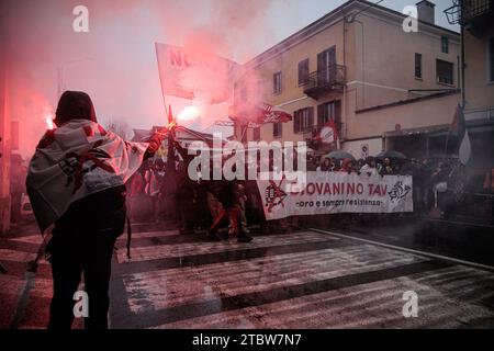 Venaus, Italia. 8 dicembre 2023. La marcia contro la galleria ferroviaria Lione-Torino per ricordare la liberazione dei terreni del cantiere di Venaus avvenne l'8 dicembre 2005. Crediti: MLBARIONA/Alamy Live News Foto Stock