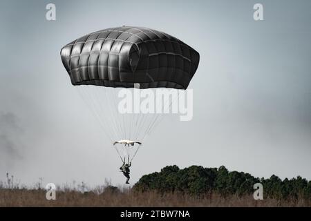 Lo United S Army Civil Affairs and Psychological Operations Command (Airborne), in collaborazione con il locale Fort Liberty e le organizzazioni aviotrasportate delle nazioni partner, conducono il Randy Older Memorial Operation Toy Drop 2,0, un evento combinato di addestramento aereo a Fort Liberty, NC dal 4-15 DEC 2023 per aumentare le competenze aeree congiunte e le relazioni con la comunità. (Foto dell'esercito degli Stati Uniti del sergente Xavier Legarreta) Foto Stock