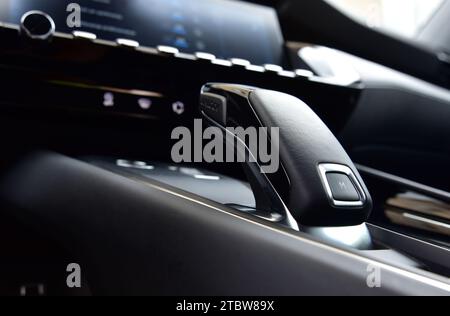 Leva del cambio automatico nell'autovettura Foto Stock
