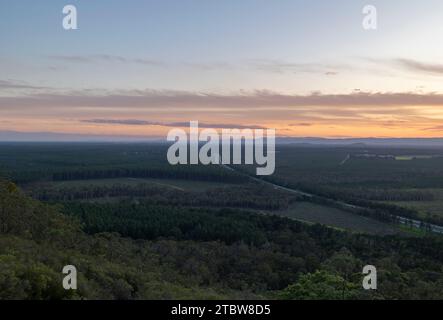 Beerburrum, Australia. 3 dicembre 2023. I turisti visitano il punto panoramico di Wildhorse per ammirare il tramonto sulle Glasshouse Mountains Foto Stock