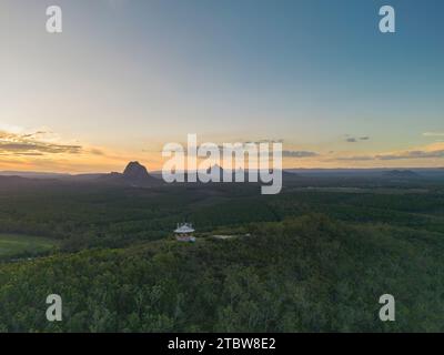 Beerburrum, Australia. 3 dicembre 2023. I turisti visitano il punto panoramico di Wildhorse per ammirare il tramonto sulle Glasshouse Mountains Foto Stock