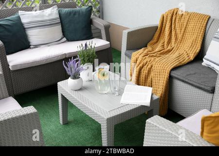 Arredamento confortevole con un bel decor sulla terrazza esterna Foto Stock