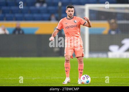 Sinsheim, Deutschland. 8 dicembre 2023. Kevin Stöger (BOC, 7), AM Ball, Freisteller, Ganzkörper, Einzelbild, Einzelfoto, Aktion, Action, 08.12.2023, Sinsheim (Deutschland), Fussball, Bundesliga, TSG 1899 Hoffenheim - VfL Bochum, DFB/DFL LE NORMATIVE VIETANO L'USO DI FOTOGRAFIE COME SEQUENZE DI IMMAGINI E/O QUASI-VIDEO. Credito: dpa/Alamy Live News Foto Stock