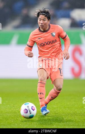 Sinsheim, Deutschland. 8 dicembre 2023. Takuma Asano (BOC, 11), AM Ball, Freisteller, Ganzkörper, Einzelbild, Einzelfoto, Aktion, Action, 08.12.2023, Sinsheim (Deutschland), Fussball, Bundesliga, TSG 1899 Hoffenheim - VfL Bochum, DFB/DFL LE NORMATIVE VIETANO L'USO DI FOTOGRAFIE COME SEQUENZE DI IMMAGINI E/O QUASI-VIDEO. Credito: dpa/Alamy Live News Foto Stock