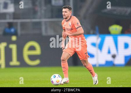 Sinsheim, Deutschland. 8 dicembre 2023. Kevin Stöger (BOC, 7), AM Ball, Freisteller, Ganzkörper, Einzelbild, Einzelfoto, Aktion, Action, 08.12.2023, Sinsheim (Deutschland), Fussball, Bundesliga, TSG 1899 Hoffenheim - VfL Bochum, DFB/DFL LE NORMATIVE VIETANO L'USO DI FOTOGRAFIE COME SEQUENZE DI IMMAGINI E/O QUASI-VIDEO. Credito: dpa/Alamy Live News Foto Stock