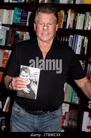 New York, USA. 8 dicembre 2023. Ryan o'Neal Ryan o'Neal 'Both of Us: My Life with Farrah' NYC Book Signing. Tenutosi a Barnes & Noble il 30 aprile 2012. © Steven Bergman/AFF-USA.COM credito: AFF/Alamy Live News Foto Stock