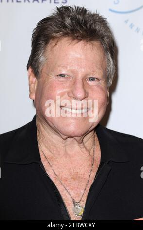 Beverly Hills, USA. 8 dicembre 2023. "Love Story" e l'attore di "Paper Moon" Ryan o'Neal, 82 anni, sono morti in California l'8 dicembre 2023. Gli era stata diagnosticata la leucemia cronica nel 2001 e il cancro alla prostata nel 2012.---------------------------------------------------- 20 agosto 2015 Beverly Hills, CA. Ryan o'Neal 'Farrah Fawcett Foundation presenta la 1a Fiesta annuale Tex-Mex' tenutasi al Wallis Annenberg Center for the Performing Arts © LuMarPHOTO/AFF-USA.COM Credit: AFF/Alamy Live News Foto Stock