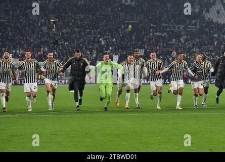 Torino, Italia. 8 dicembre 2023. I giocatori della Juventus festeggiano al termine di una partita di serie A tra la Juventus e il Napoli a Torino, 8 dicembre 2023. Credito: Federico Tardito/Xinhua/Alamy Live News Foto Stock