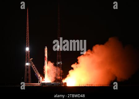 Jiuquan. 9 dicembre 2023. Il razzo vettore Zhuque-2 Y-3 parte dal Jiuquan satellite Launch Center nel nord-ovest della Cina il 9 dicembre 2023. Il razzo è esploso alle 7:39 del mattino (ora di Pechino) e ha inviato tre satelliti - Honghu, Honghu-2 e TY-33 - in orbita pianificata. Crediti: Wang Jiangbo/Xinhua/Alamy Live News Foto Stock