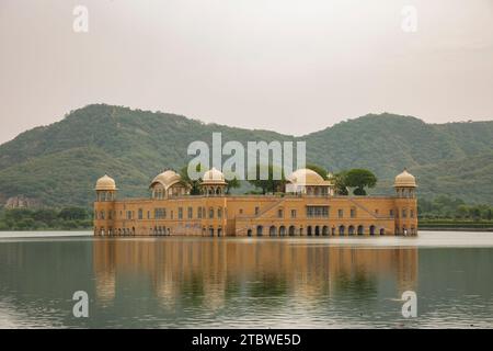 JAL Mahal, il palazzo acquatico, è un palazzo nel mezzo del lago Man Sagar nella città di Jaipur, la capitale dello stato del Rajasthan, in India. Foto Stock