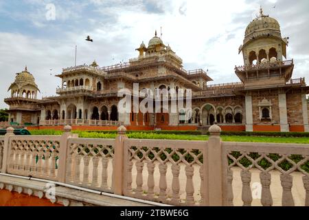 Il Royal Albert Hall Museum si trova nel RAM Niwas Garden di Jaipur, il più antico museo del Rajasthan. Foto Stock