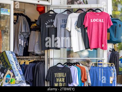 immagine dettagliata delle t-shirt in vendita in una delle principali strade commerciali del porto di sag Foto Stock