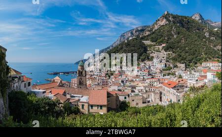 Una foto panoramica della piccola città di Amalfi, in Costiera Amalfitana, presa dalle colline panoramiche Foto Stock