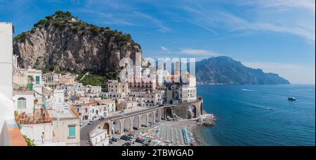 Una foto panoramica della cittadina di Atrani, in Costiera Amalfitana Foto Stock