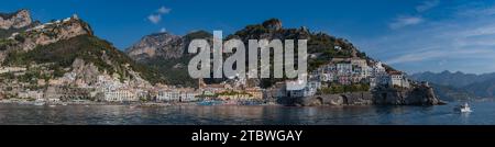 Una foto panoramica della piccola città di Amalfi, in Costiera Amalfitana, presa dal mare Foto Stock