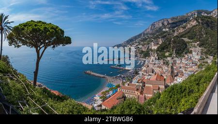 Una foto panoramica della piccola città di Amalfi, in Costiera Amalfitana, presa dalle colline panoramiche Foto Stock