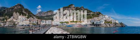 Una foto panoramica della piccola città di Amalfi, in Costiera Amalfitana, presa dal molo Foto Stock