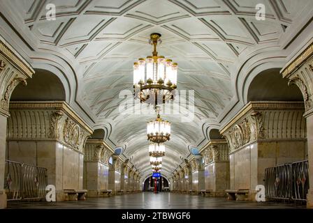 Una foto della stazione della metropolitana Prospekt mira, a Mosca Foto Stock