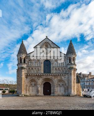 Una foto della facciata anteriore della chiesa di Notre-Dame la grande a Poitiers Foto Stock