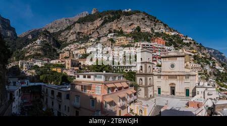 Una foto panoramica di Positano scattata dall'interno della cittadina Foto Stock