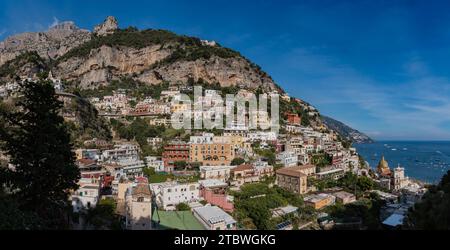 Una foto panoramica di Positano scattata dall'interno della cittadina Foto Stock