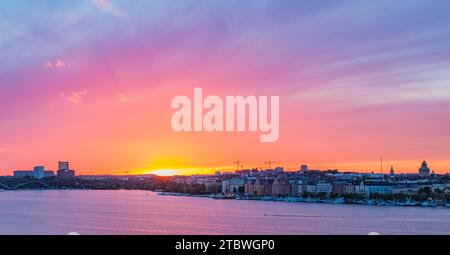 Una foto del lato ovest di Stoccolma con il sole che tramonta all'orizzonte Foto Stock