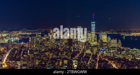 Una foto panoramica di Lower Manhattan vista dall'Empire State Building di notte Foto Stock