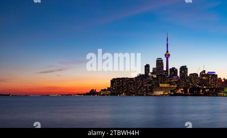 Una foto del sole che tramonta su Toronto Foto Stock