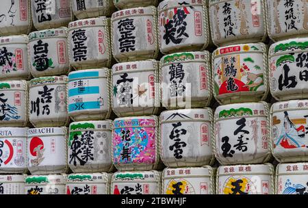 Una foto di botti di sake al complesso Meiji Jingu (Tokyo) Foto Stock