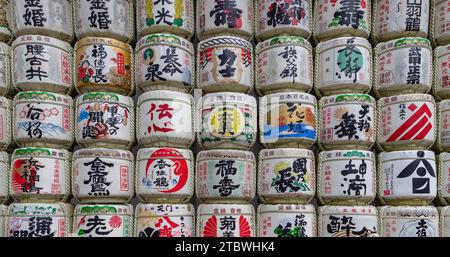 Una foto di botti di sake al complesso Meiji Jingu (Tokyo) Foto Stock