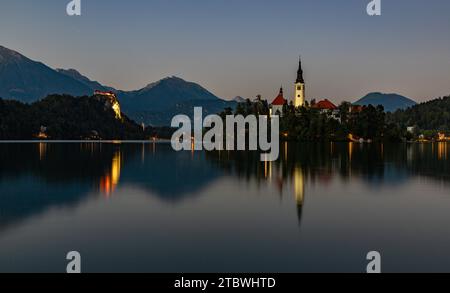 Una foto del lago di Bled, con l'isola del lago di Bled e il castello di Bled, in serata Foto Stock