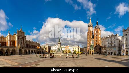 Una foto panoramica della piazza principale di Cracovia (Rynek G'owny), che include il Monumento ad Adam Mickiewicz, la sala dei tessuti e la Cattedrale di St Basilica di Maria Foto Stock