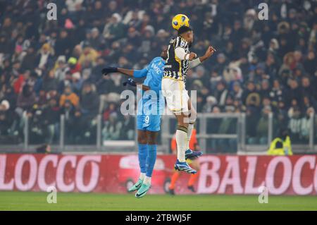 Torino, Italia. 8 dicembre 2023. Victor Osimhen del Napoli (L) e Bremer della Juventus (R) visti in azione durante la partita tra la Juventus FC e il Napoli come parte della serie A italiana, partita di calcio allo stadio Allianz di Torino. Punteggio finale; Juventus FC 1 - 0 SSC Napoli. (Foto di Nderim Kaceli/SOPA Images/Sipa USA) credito: SIPA USA/Alamy Live News Foto Stock