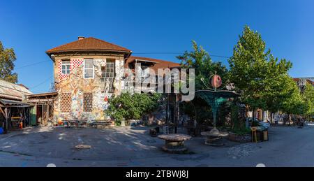 Un quadro panoramico di alcuni edifici e sculture al Metelkova Art Center Foto Stock