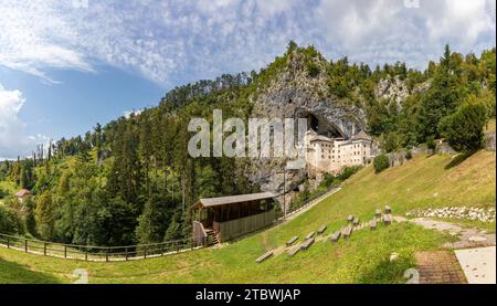 Una foto panoramica del Castello di Predjama e del paesaggio circostante Foto Stock
